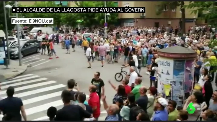 Vecinos de La Llagosta vigilan la casa de la familia desalojada y les acusan de ser peligrosos: "Llevan todos navajas"