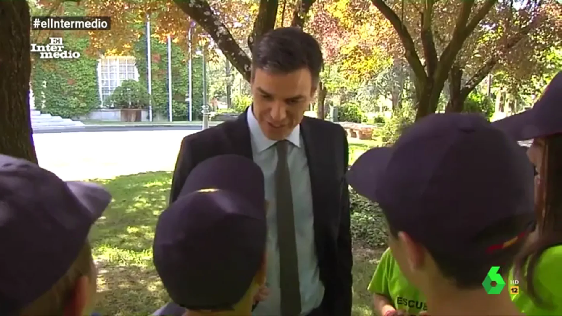 Pedro Sánchez conversa con unos niños