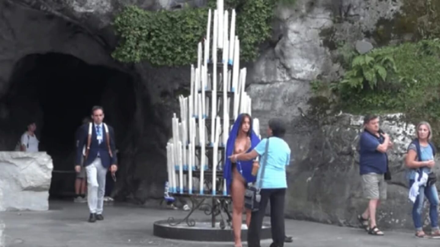 Imagen de la activista cuando se desnud&oacute; frente a la virgen