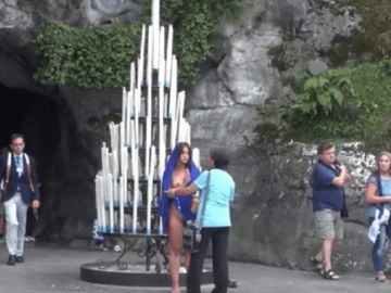 Imagen de la activista cuando se desnudó frente a la virgen Imagen de la activista cuando se desnudó frente a la virgen