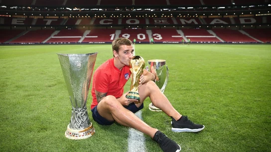 Griezmann posa con sus títulos conquistados recientemente Griezmann posa con sus títulos conquistados recientemente