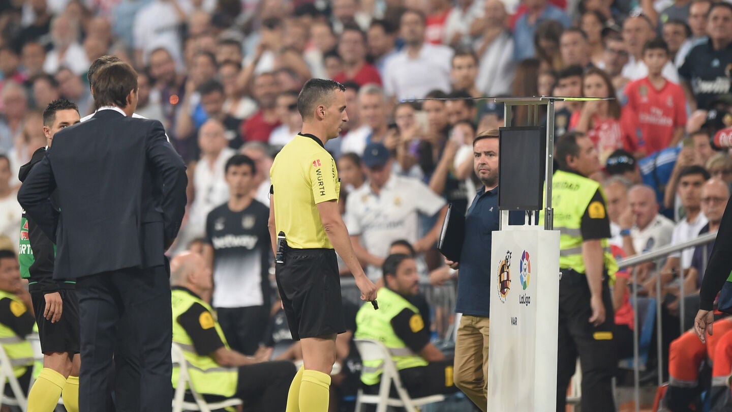 Jaime Latre se acerca al monitor del VAR durante el Real Madrid - Legan&eacute;s