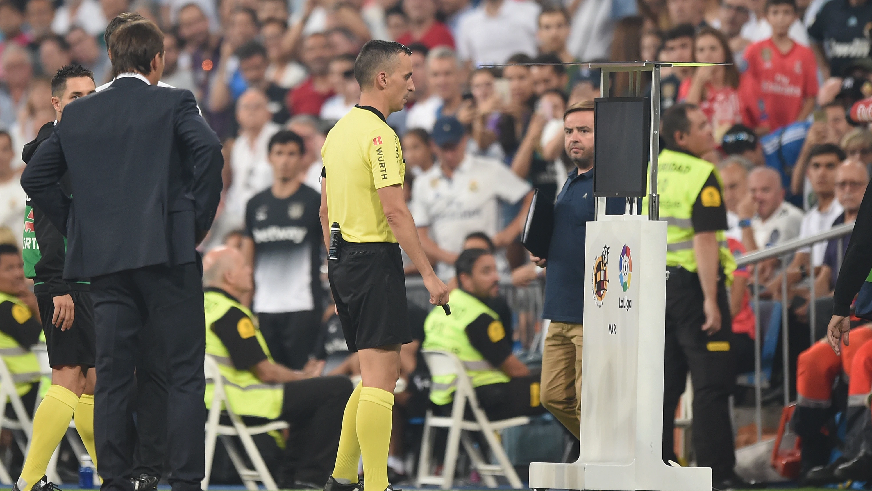 Jaime Latre se acerca al monitor del VAR durante el Real Madrid - Leganés