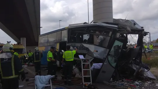 El autobús de Alsa empotrado en una columna de hormigón en Avilés El autobús de Alsa empotrado en una columna de hormigón en Avilés