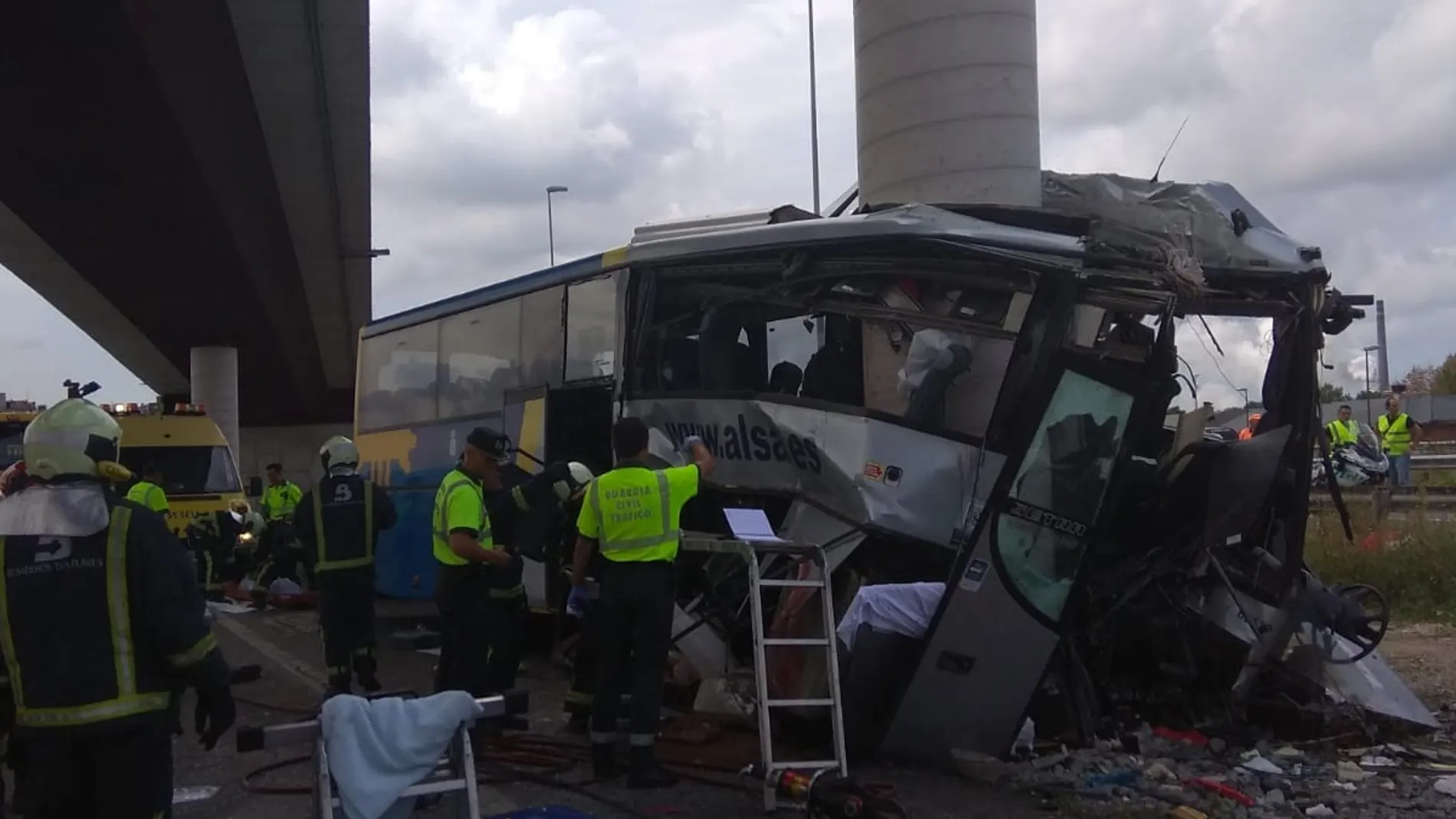 El autobús de Alsa empotrado en una columna de hormigón en Avilés