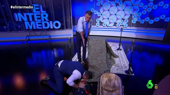 Dani Mateo le hace el boca a boca a Franco Dani Mateo le hace el boca a boca a Franco
