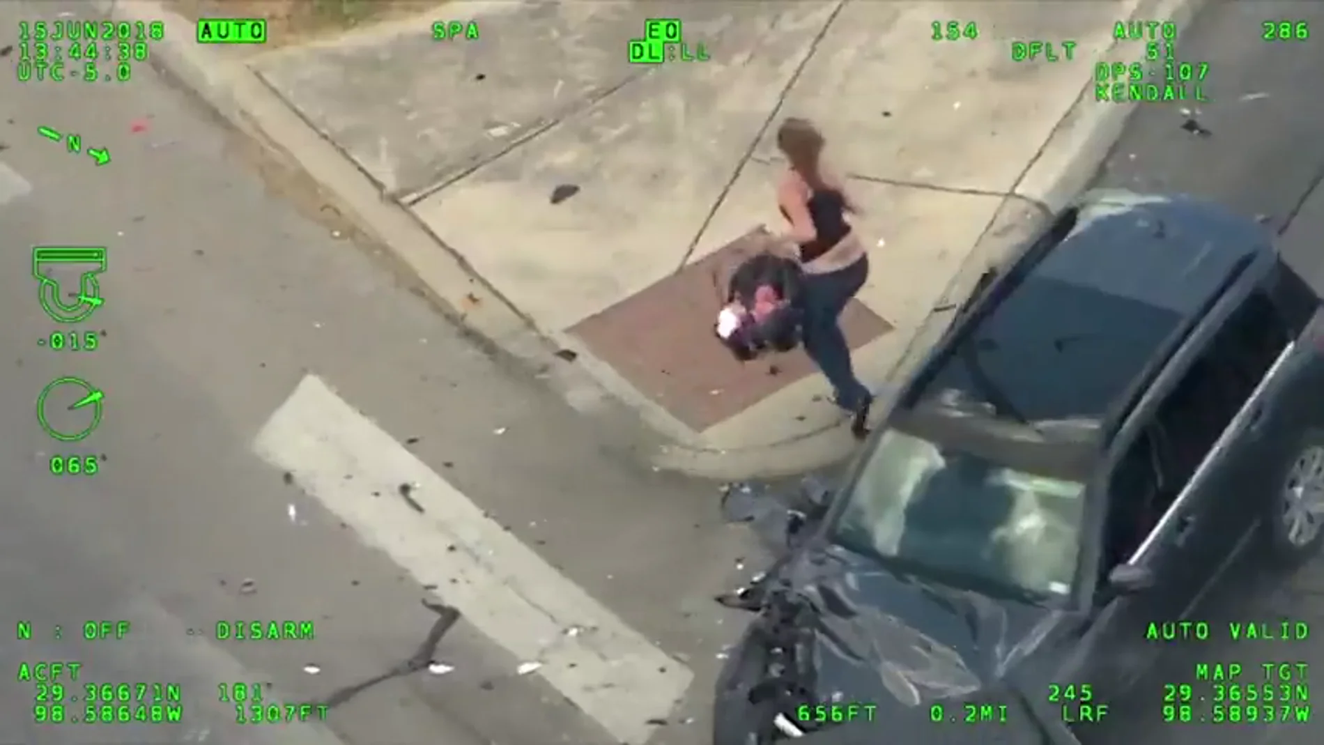 Huye de la policía a toda velocidad, se estrella, coge a su bebé en brazos e intenta robar otro coche: el vídeo que impacta a todo EEUU