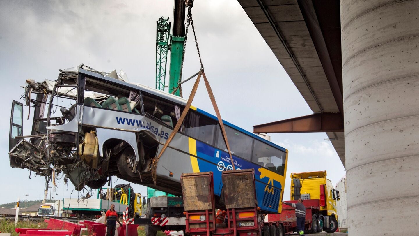Una gr&uacute;a retira los restos del autob&uacute;s de la compa&ntilde;&iacute;a Alsa que ayer se empotr&oacute; contra una pilastra de hormig&oacute;n