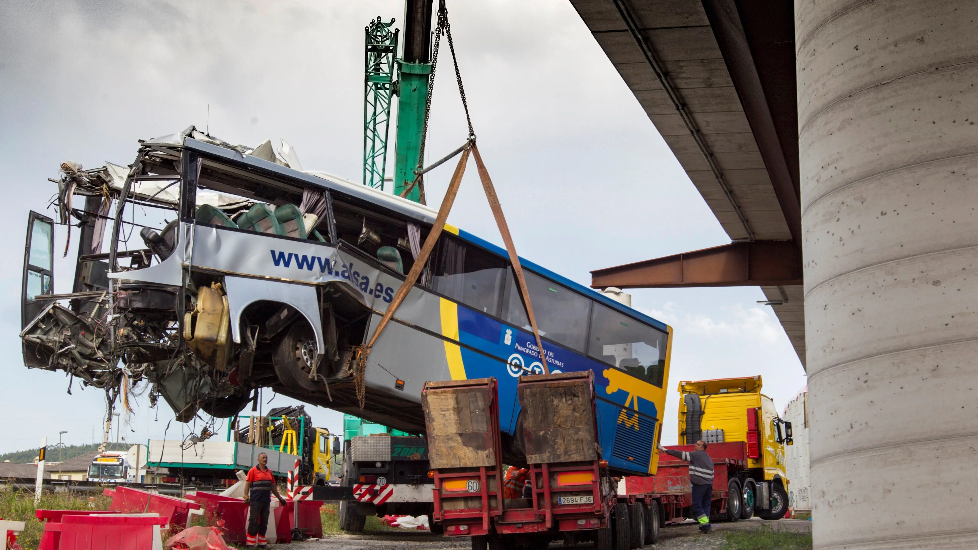 Una grúa retira los restos del autobús de la compañía Alsa que ayer se empotró contra una pilastra de hormigón