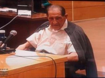El doctor Vela durante el juicio por los bebés robados El doctor Vela durante el juicio por los bebés robados