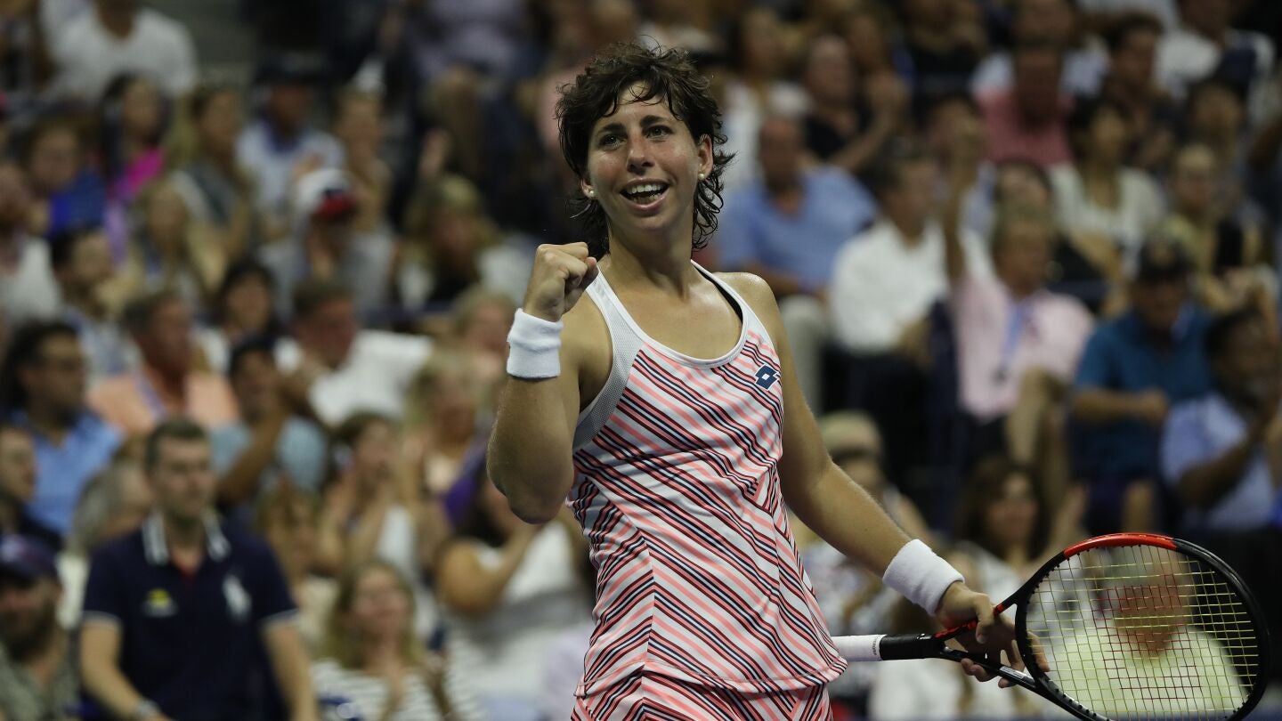 Carla Su&aacute;rez celebra su triunfo ante Sharapova