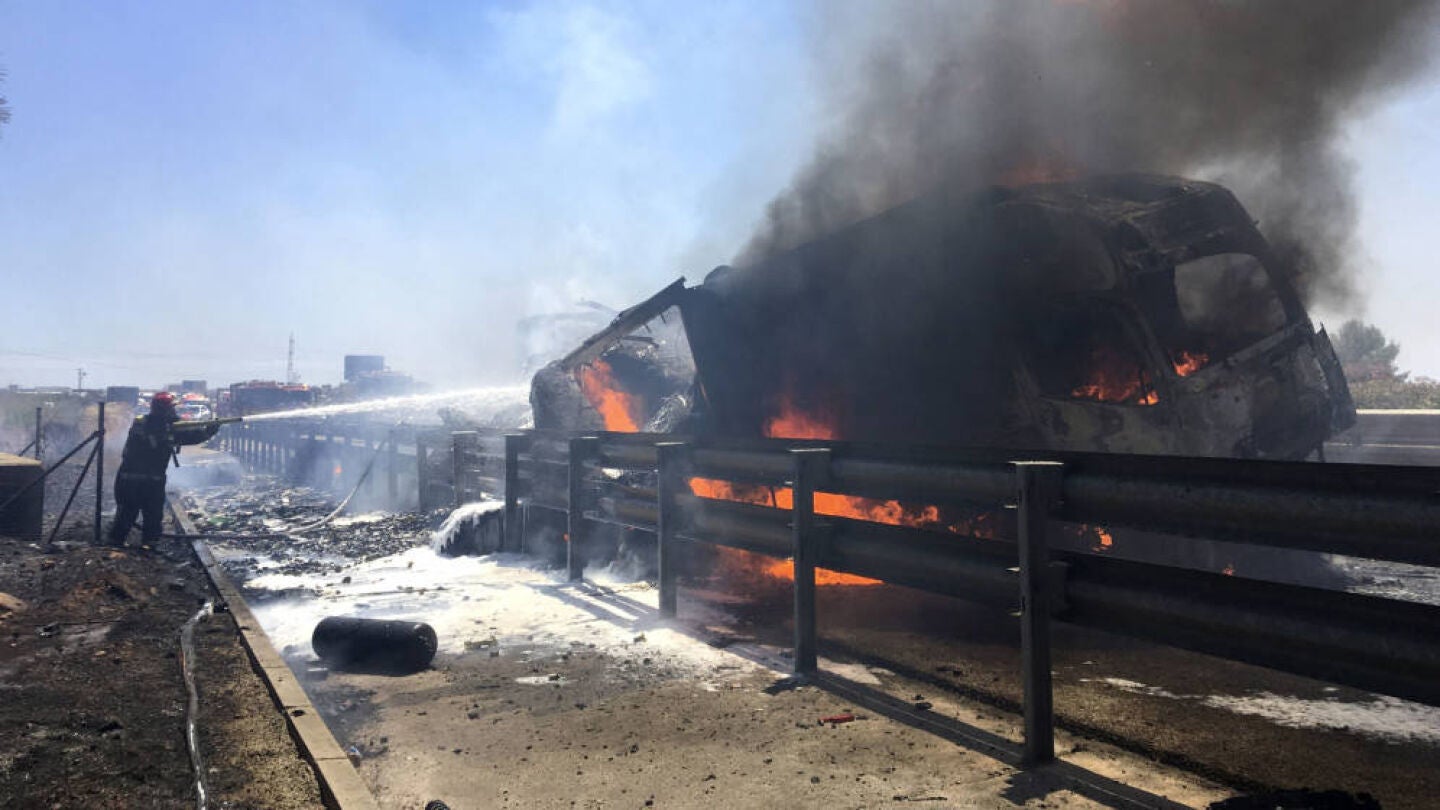 Un cami&oacute;n que conten&iacute;a desodorante explota