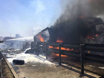 Un camión que contenía desodorante explota Un camión que contenía desodorante explota