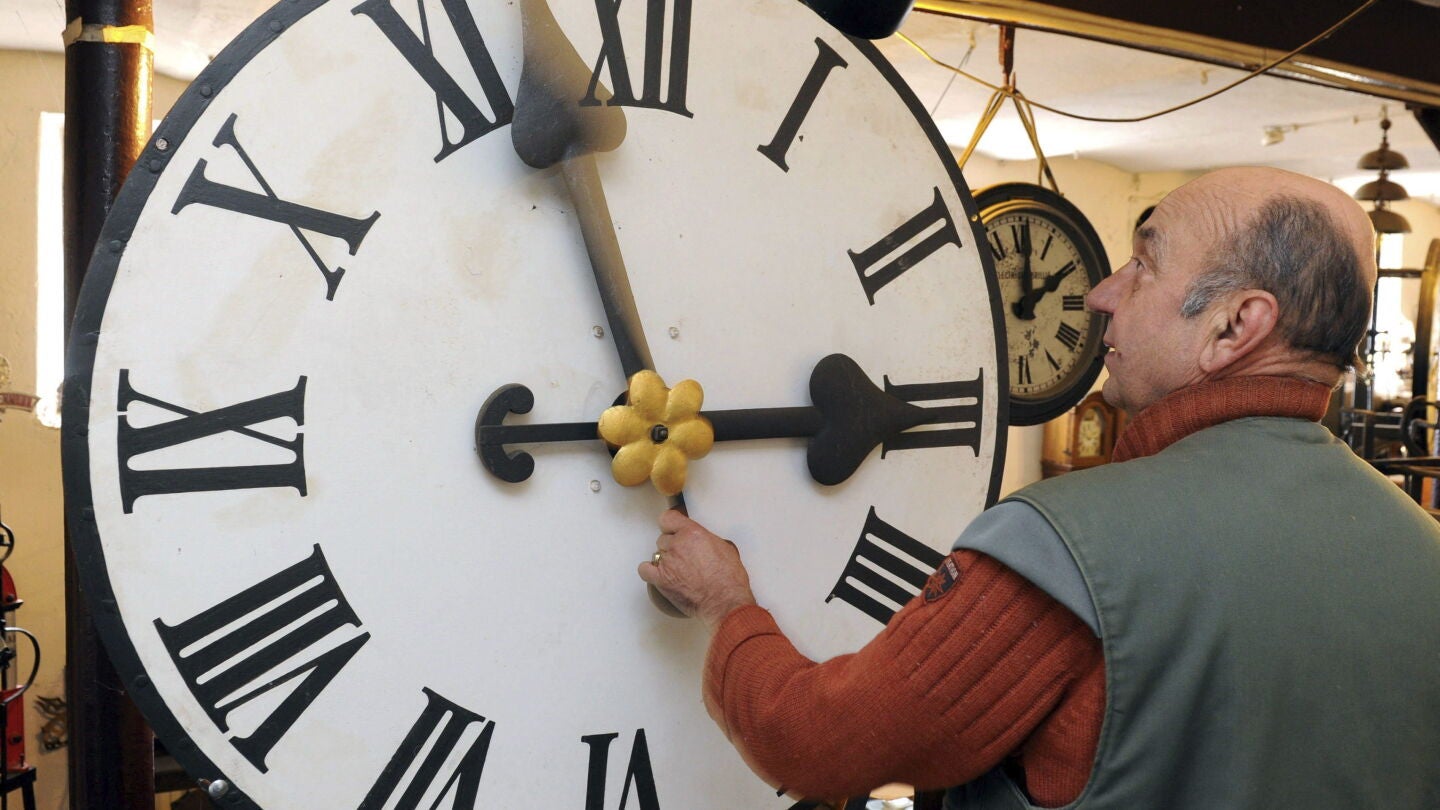 Peter Leonardy examina un reloj fabricado alrededor del a&ntilde;o 1900 por la compa&ntilde;&iacute;a Benedikt Schneider