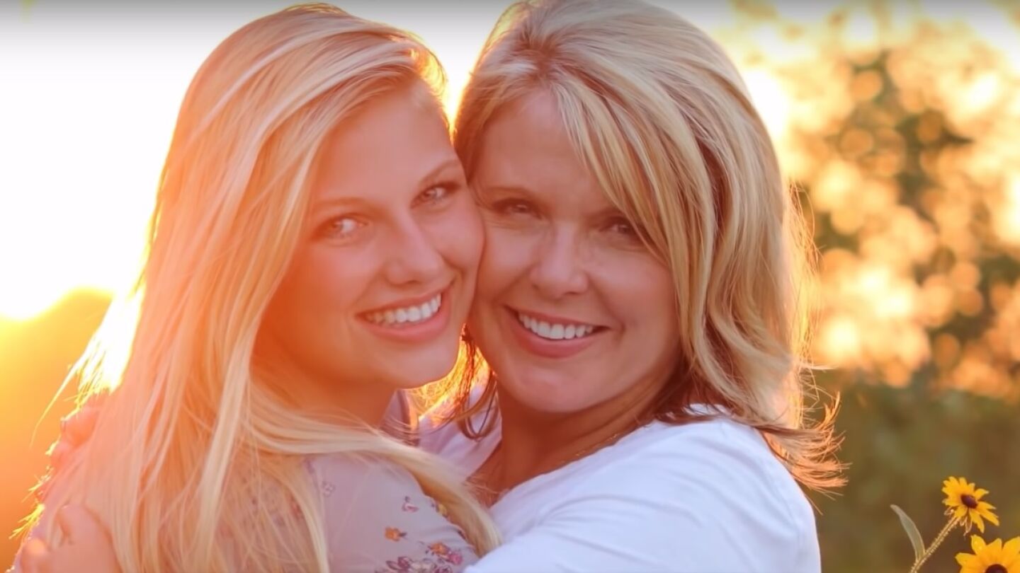 La presentadora Angela Kennecke junto a su hija Emily