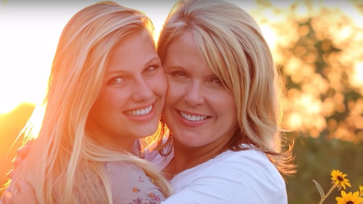 La presentadora Angela Kennecke junto a su hija Emily