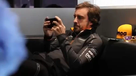 Fernando Alonso con el móvil Fernando Alonso con el móvil