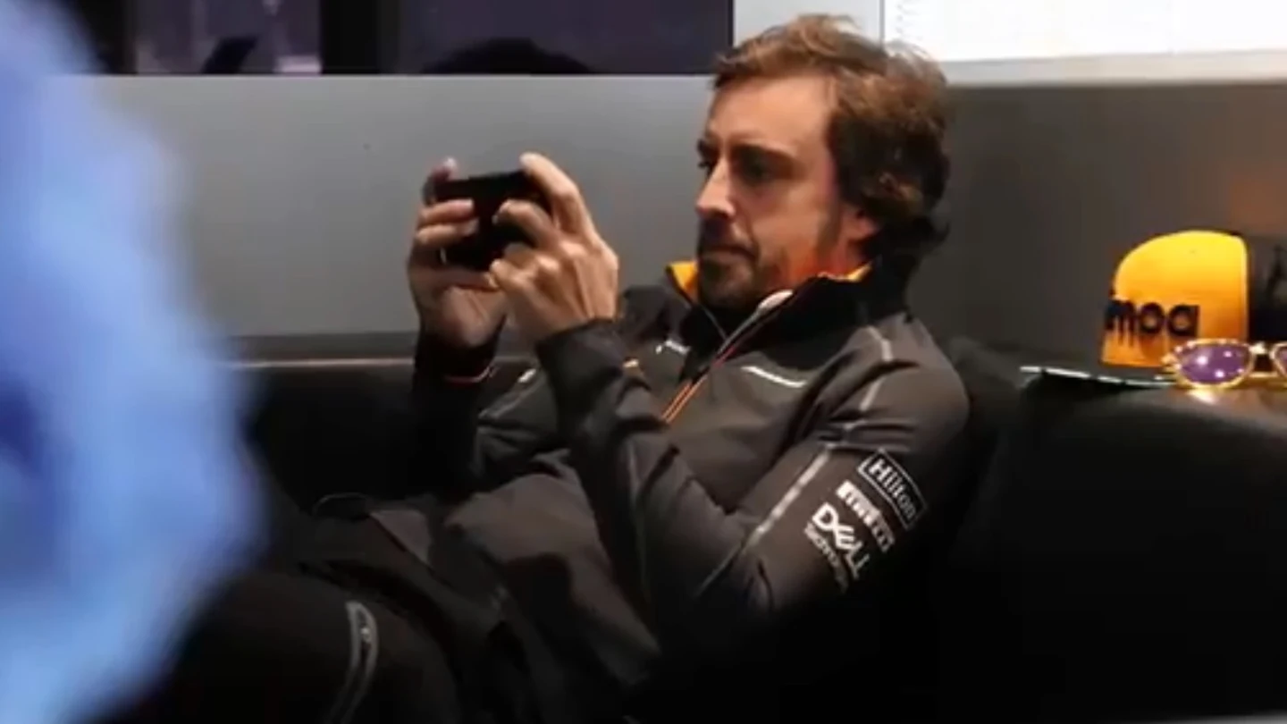 Fernando Alonso con el móvil Fernando Alonso con el móvil