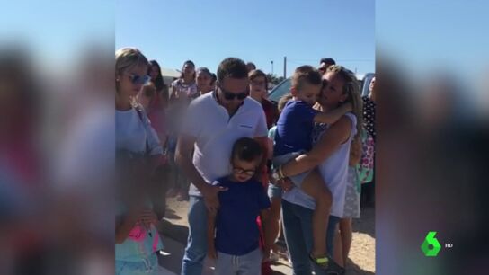 Cristian, ni&ntilde;o con autismo, junto a su familia