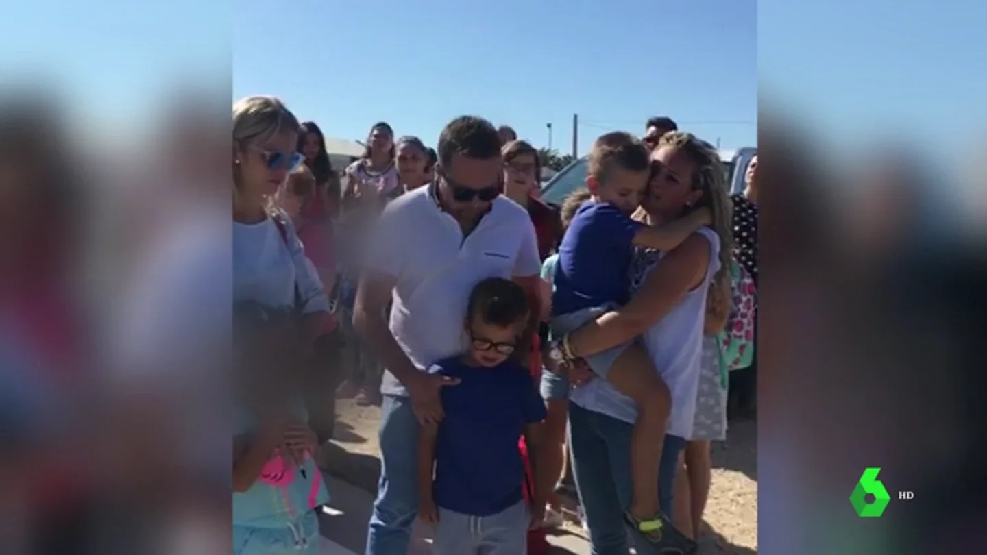 Cristian, niño con autismo, junto a su familia Cristian, niño con autismo, junto a su familia