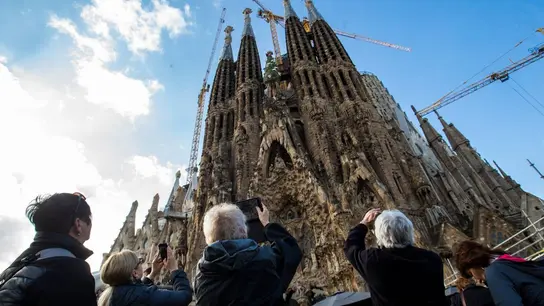 Turistas haciendo fotos a la Sagrada Familia (Barcelona) Turistas haciendo fotos a la Sagrada Familia (Barcelona)