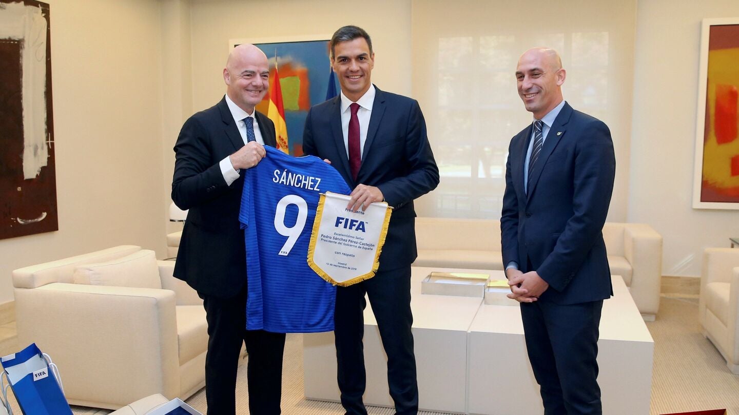 Infantino, Pedro S&aacute;nchez y Luis Rubiales, en el Palacio de la Moncloa
