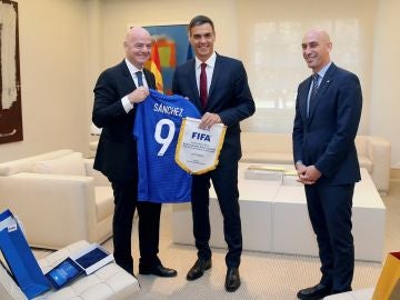 Infantino, Pedro Sánchez y Luis Rubiales, en el Palacio de la Moncloa Infantino, Pedro Sánchez y Luis Rubiales, en el Palacio de la Moncloa