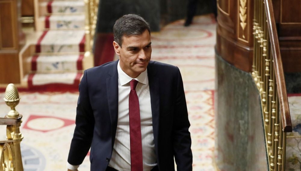 El presidente del Ejecutivo, Pedro Sánchez, entra al hemiciclo del Congreso de los Diputados 