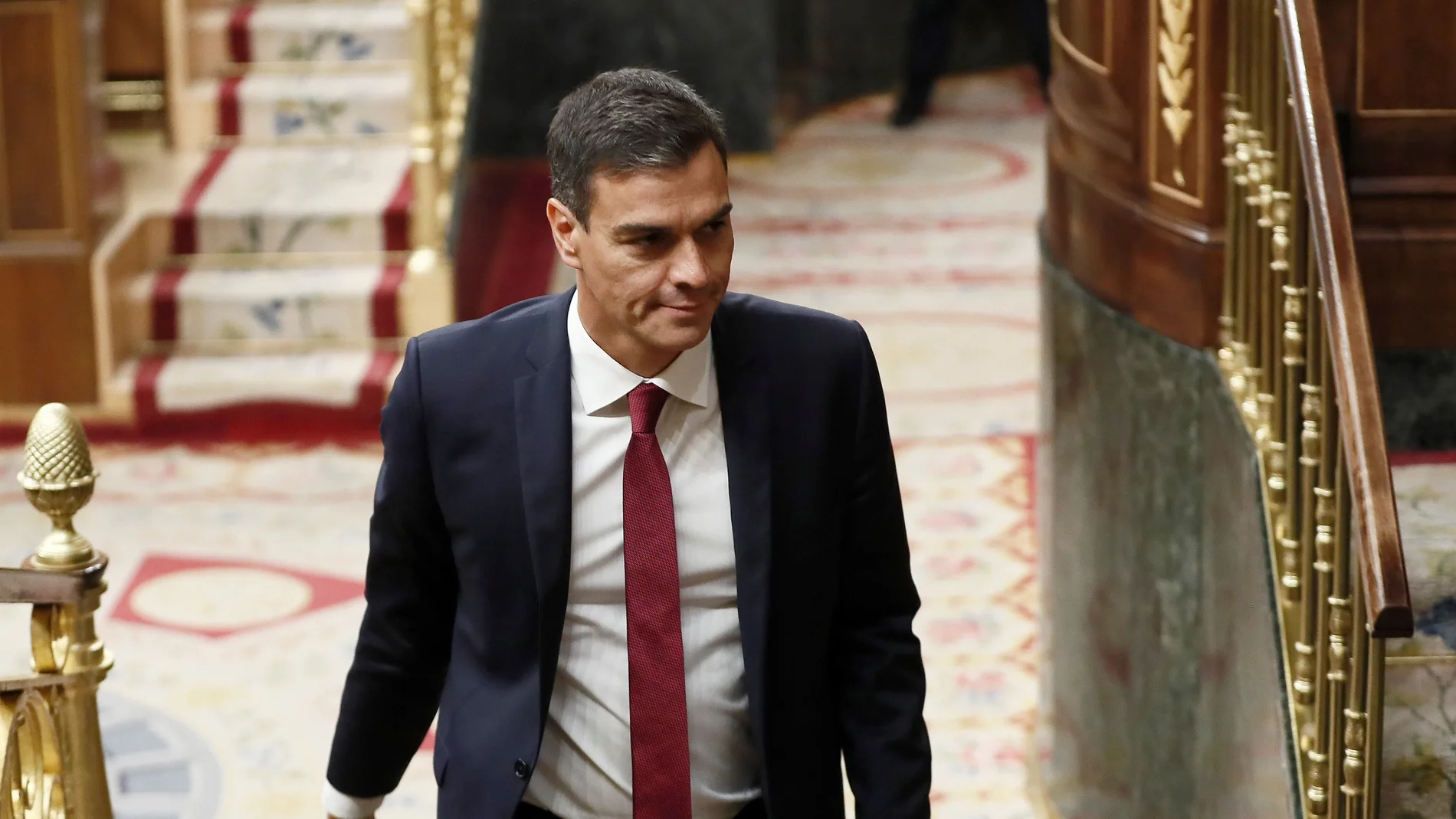 El presidente del Ejecutivo, Pedro Sánchez, entra al hemiciclo del Congreso de los Diputados 