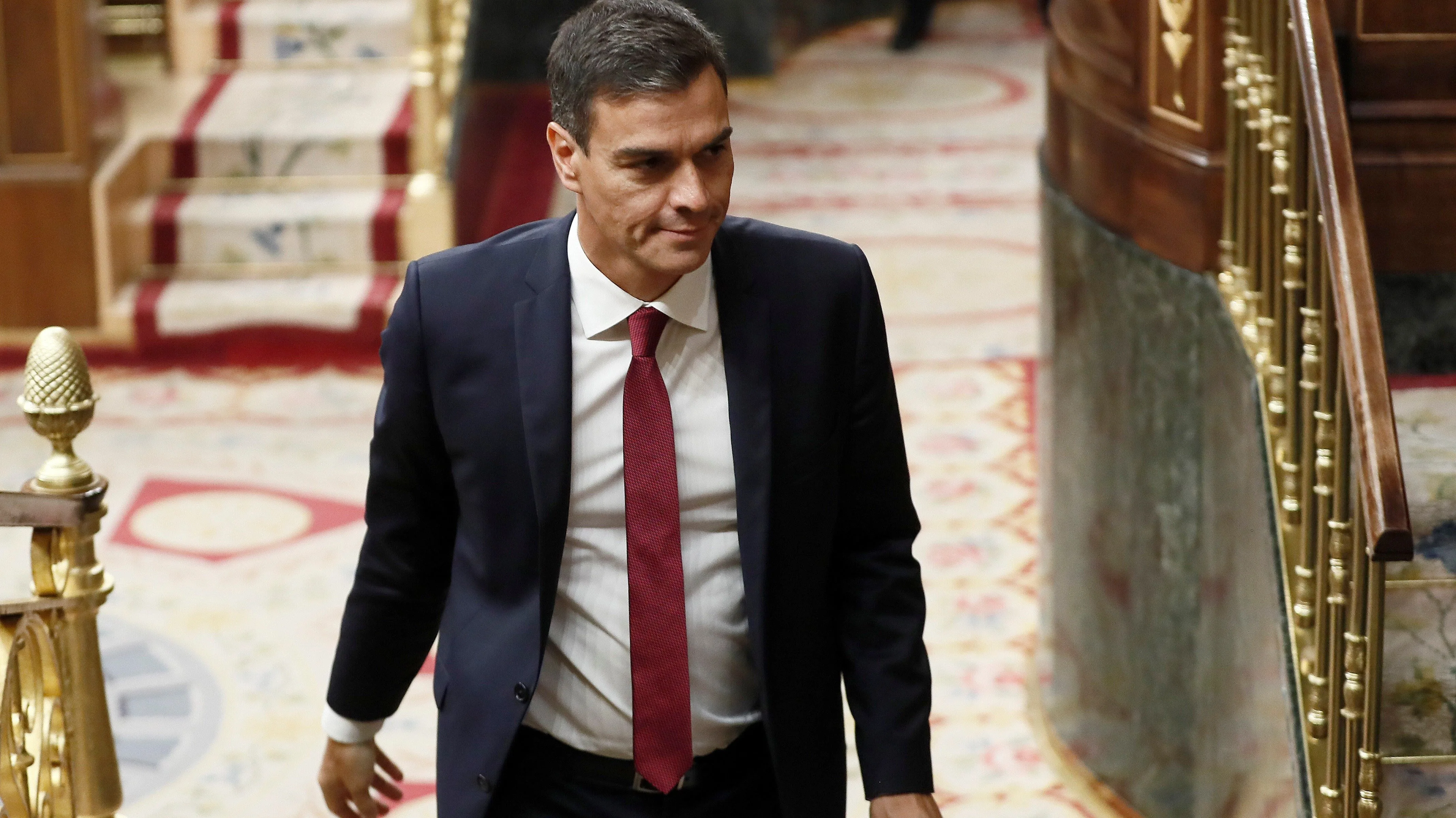 El presidente del Ejecutivo, Pedro Sánchez, entra al hemiciclo del Congreso de los Diputados