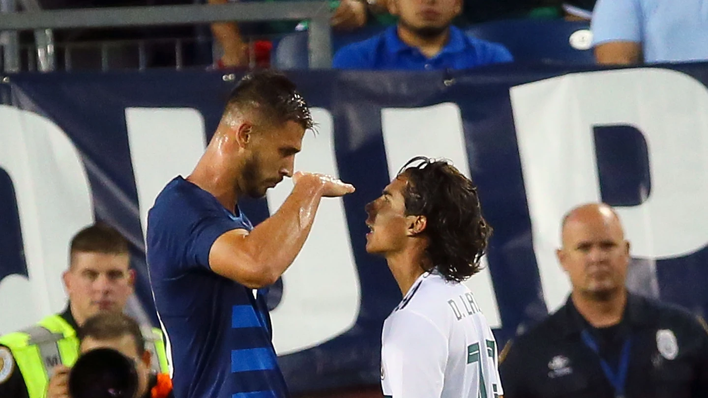 Miazga se burla de Lainez Miazga se burla de Lainez