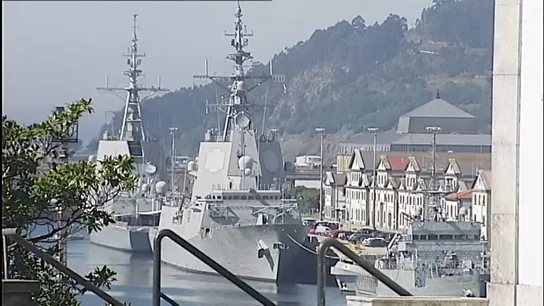 Barco militar anclado en el puerto Barco militar anclado en el puerto