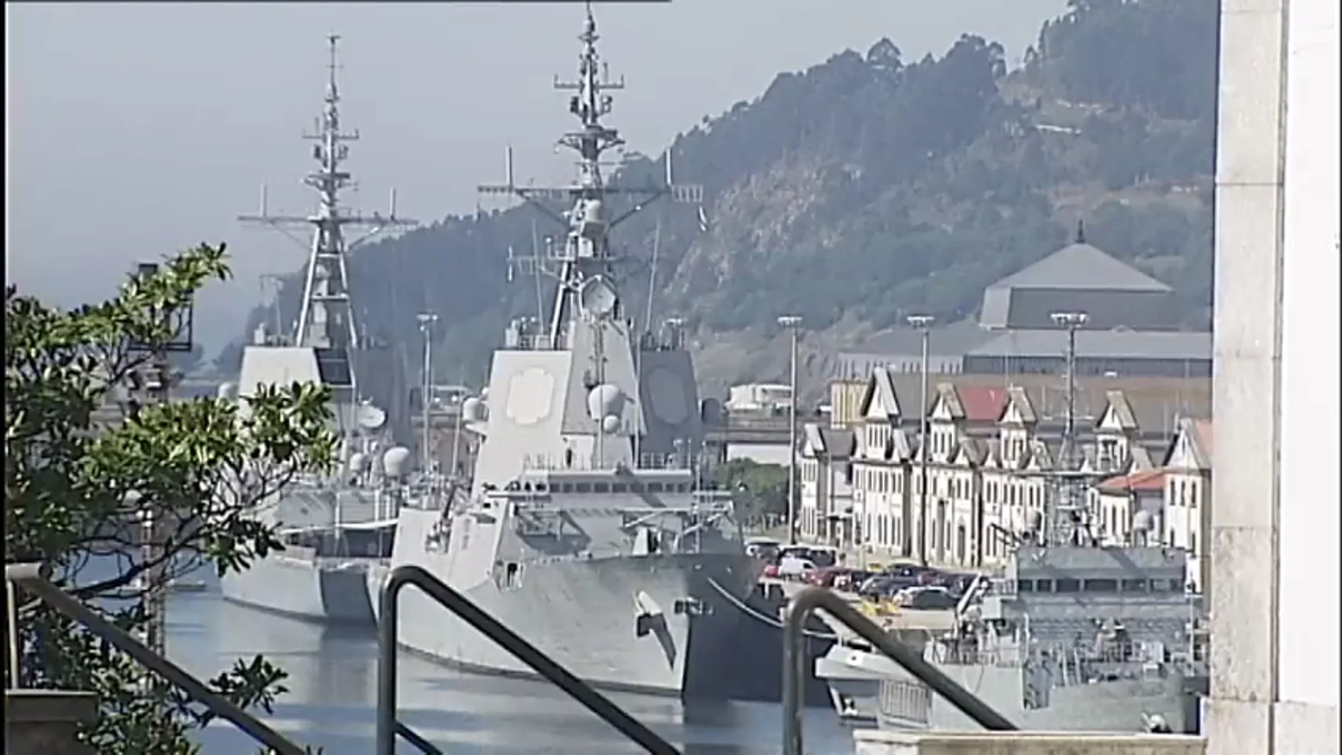 Barco militar anclado en el puerto
