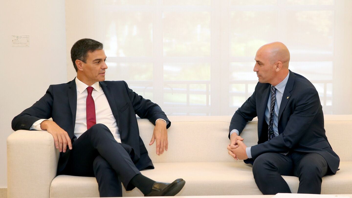 Pedro S&aacute;nchez dialoga con Luis Rubiales, presidente de la RFEF