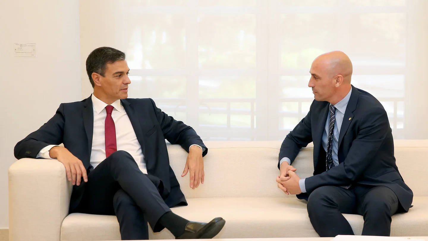 Pedro Sánchez dialoga con Luis Rubiales, presidente de la RFEF Pedro Sánchez dialoga con Luis Rubiales, presidente de la RFEF