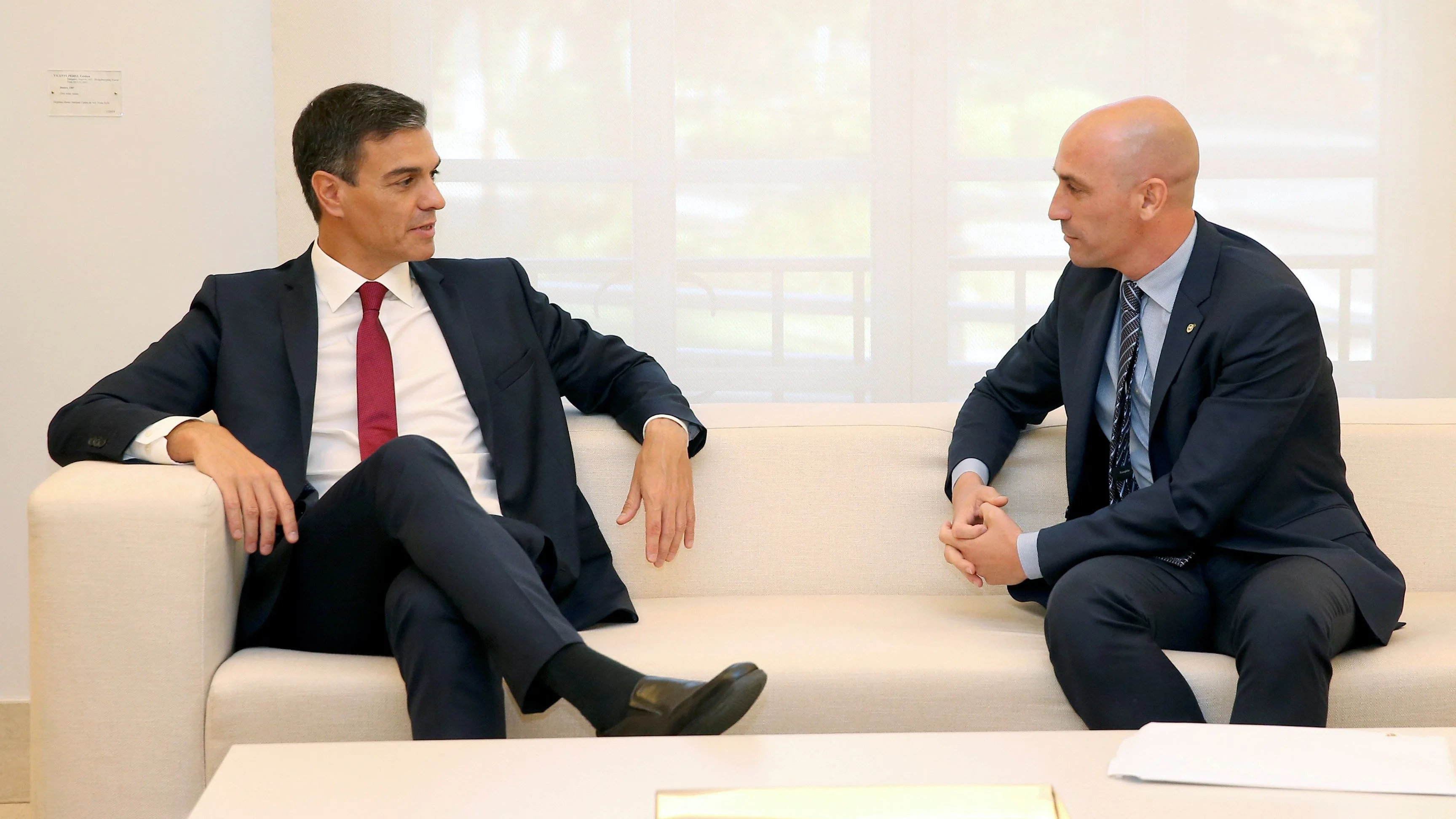 Pedro Sánchez dialoga con Luis Rubiales, presidente de la RFEF