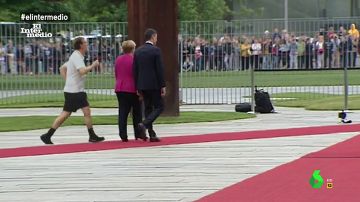 Pedro Sánchez y Angela Merkel caminan con Mariano Rajoy detrás