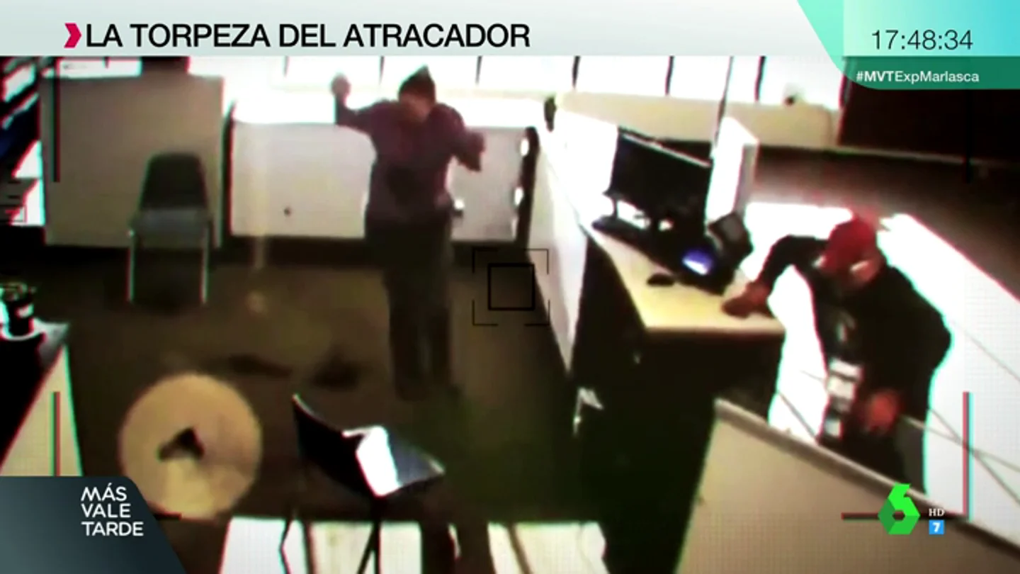 Intenta robar en una tienda, se le cae el arma y pierde los pantalones: el atraco más frustrado de la historia Intenta robar en una tienda, se le cae el arma y pierde los pantalones: el atraco más frustrado de la historia