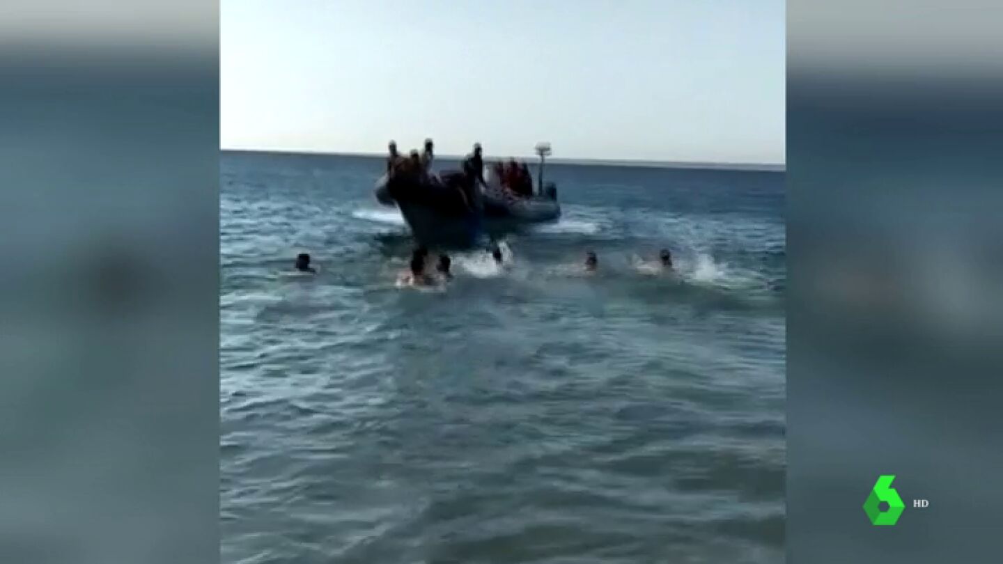 Narcolancha recogiendo migrantes