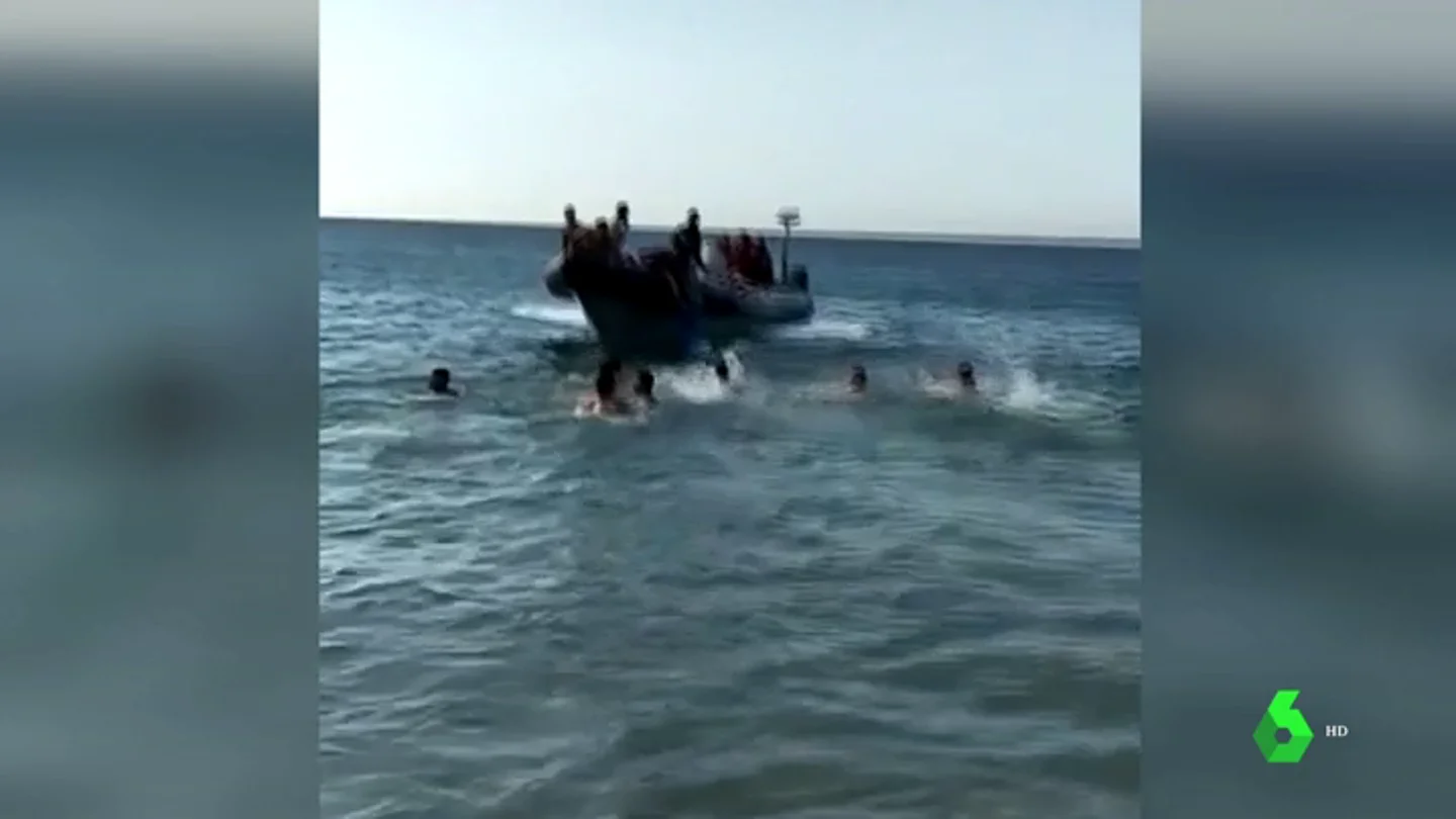 Narcolancha recogiendo migrantes Narcolancha recogiendo migrantes