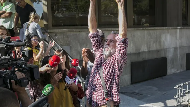 Willy Toledo a la salida del juzgado