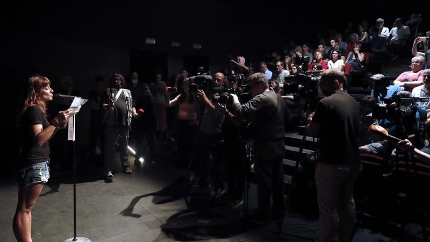 Un centenar de personas reclama la libertad de Willy Toledo en el Teatro del Barrio