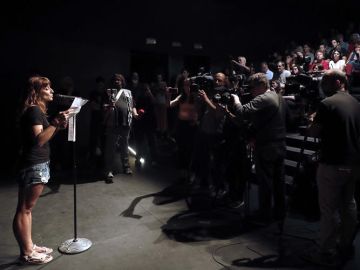 Un centenar de personas reclama la libertad de Willy Toledo en el Teatro del Barrio Un centenar de personas reclama la libertad de Willy Toledo en el Teatro del Barrio