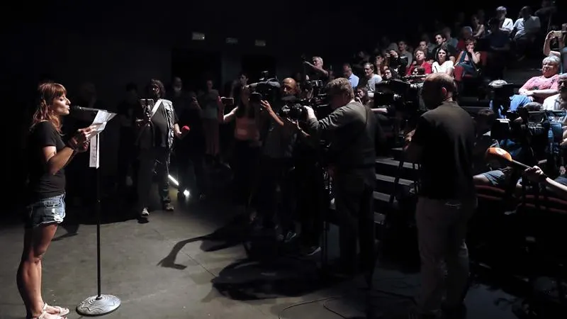 Un centenar de personas reclama la libertad de Willy Toledo en el Teatro del Barrio