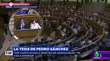 Pedro Sánchez señala con un dedo en el Congreso