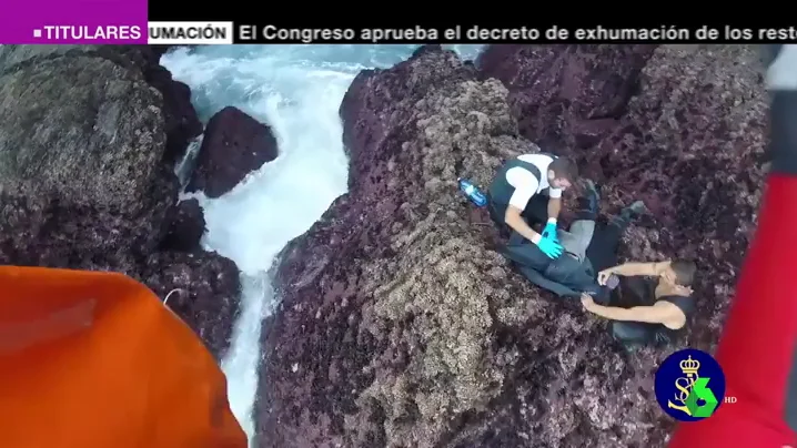 Agentes de Salvamento rescatando a un percebeiro