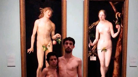 Una pareja se desnuda en el Prado y sube la imagen en redes