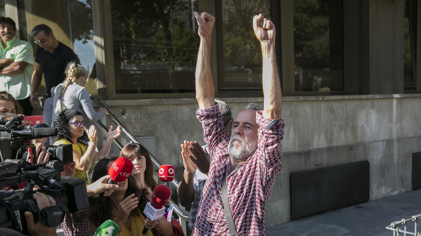 El actor Willy Toledo atiende a los medios de comunicación El actor Willy Toledo atiende a los medios de comunicación