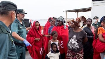 Migrantes rescatados de varias pateras en Alborán