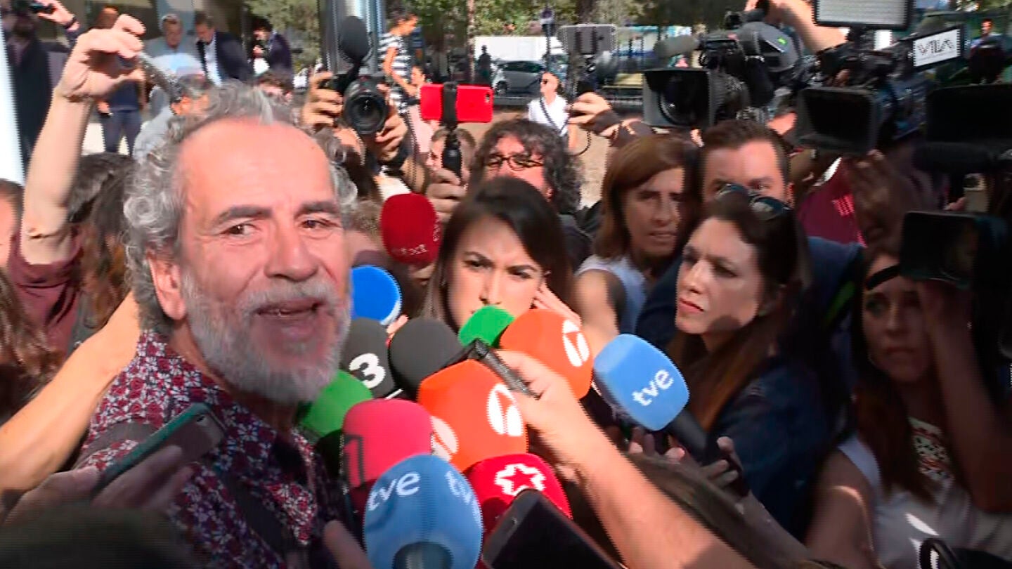 Willy Toledo a su salida de los juzgados
